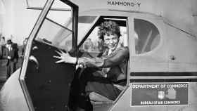 Amelia Earhart en un avión.