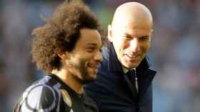 Zidane sonríe junto a Marcelo tras vencer al Celta en Balaídos.
