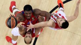 Los jugadores de Olympiacos y CSKA pelean por un balón. Fuente: euroleague.net