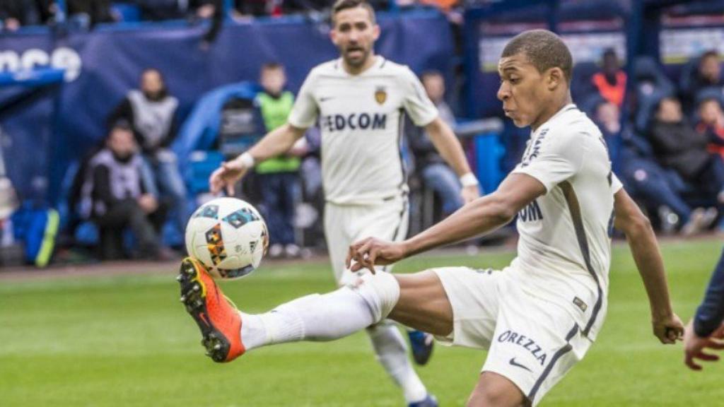 Mbappé controla un balón en un partido con el Mónaco   Foto: asmonaco.com