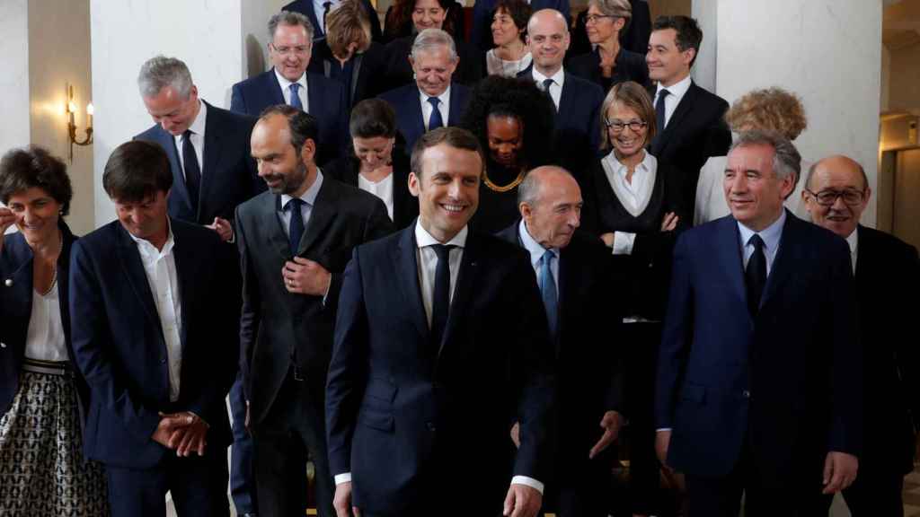 Macron y sus ministros, durante la 'foto de familia' este viernes en el Elíseo