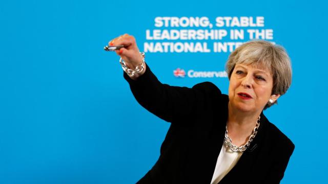 Theresa May señala a un periodista durante una rueda de prensa