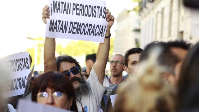 Uno de los asistentes a la concentración porta una pancarta.