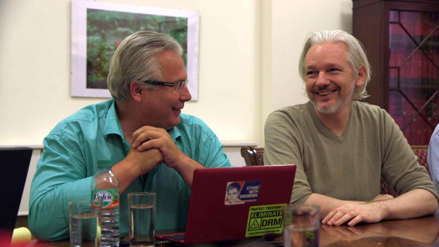 Baltasar Garzón y Julian Assange en un fotograma del documental.