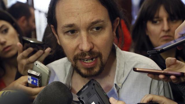 Pablo Iglesias atiende a los medios en los pasillos del Congreso.