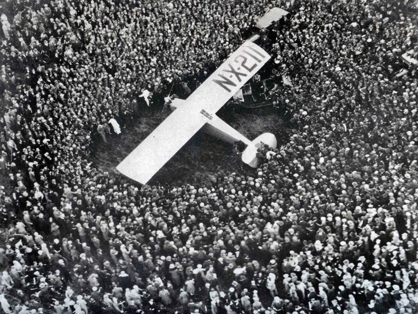 Una muchedumbre rodea el avión de Lindbergh en Inglaterra.