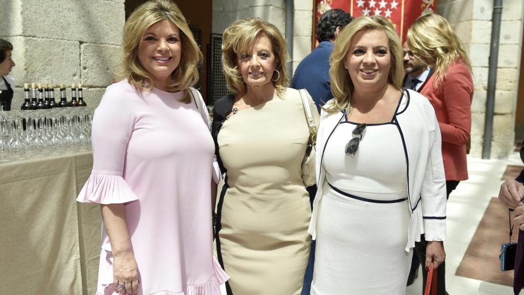 María Teresa Campos con sus hijas, Terelu y Carmen.