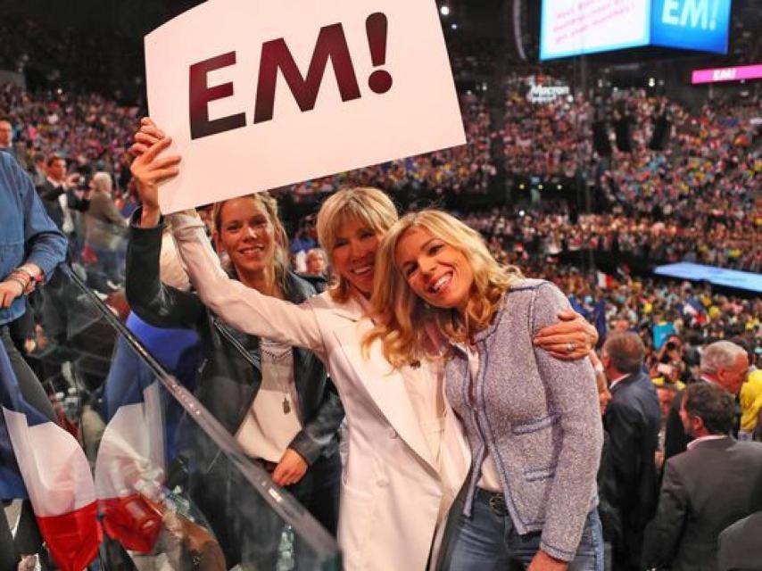 Tiphaine-Auziere, Brigitte y Laurence en el mitin de Bercy, sostienen una pancarta de En Marche!, el partido de Macron.