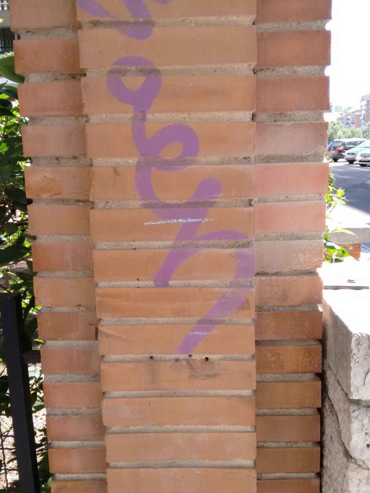 En las calles de Latina se puede leer el nombre de Sáez dibujado en grafitis.