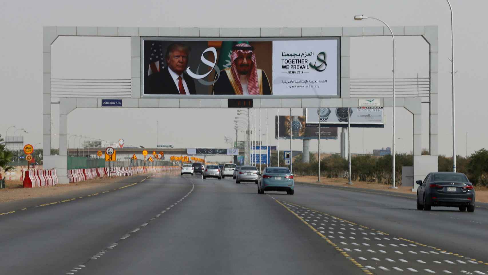 Carteles de Trump y el rey Salman en Riad