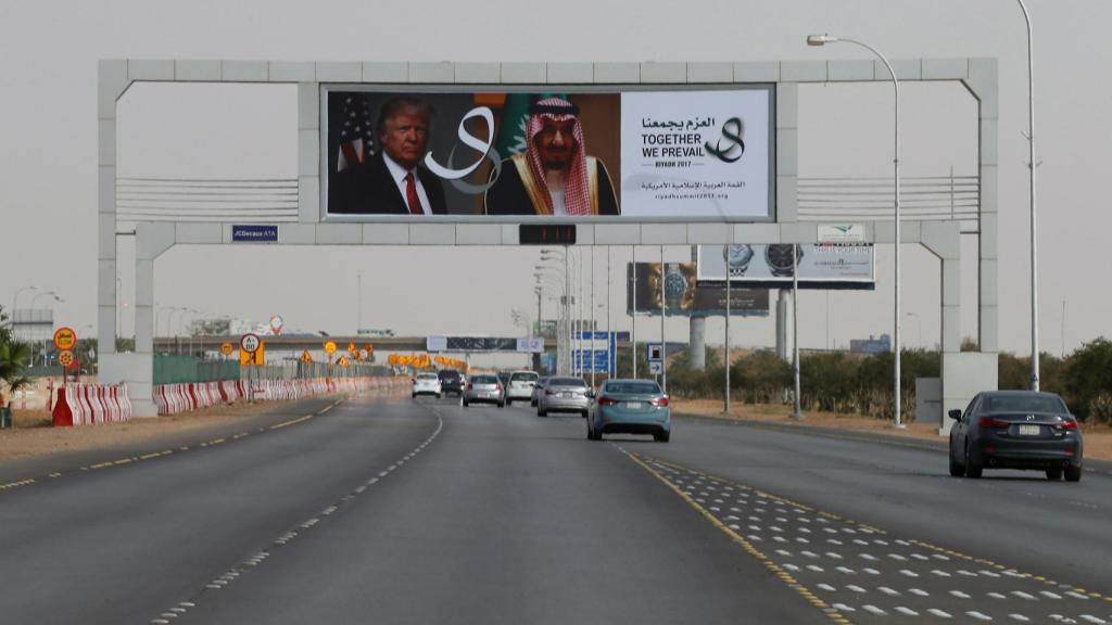 Carteles de Trump y el rey Salman en Riad