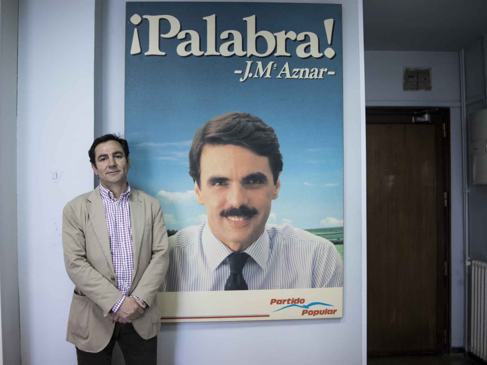 Ángel Donesteve posa junto al cartel de Aznar.