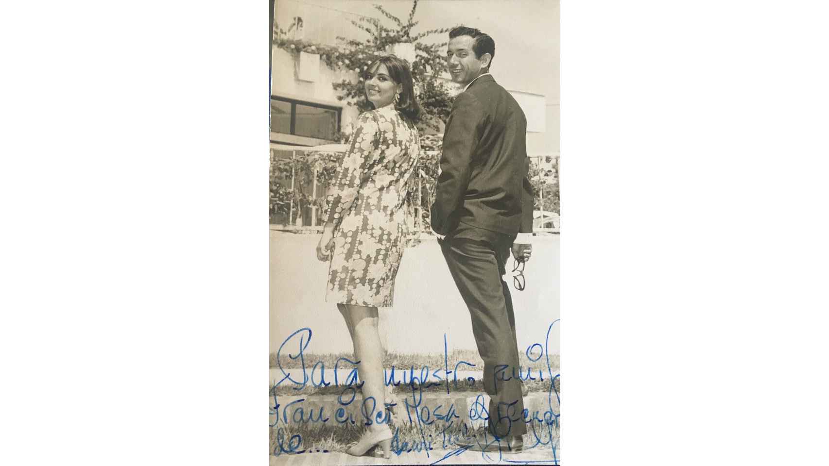 María Teresa Campos y Diego Gómez posan para un anuario de Radio Popular Málaga, 1967.