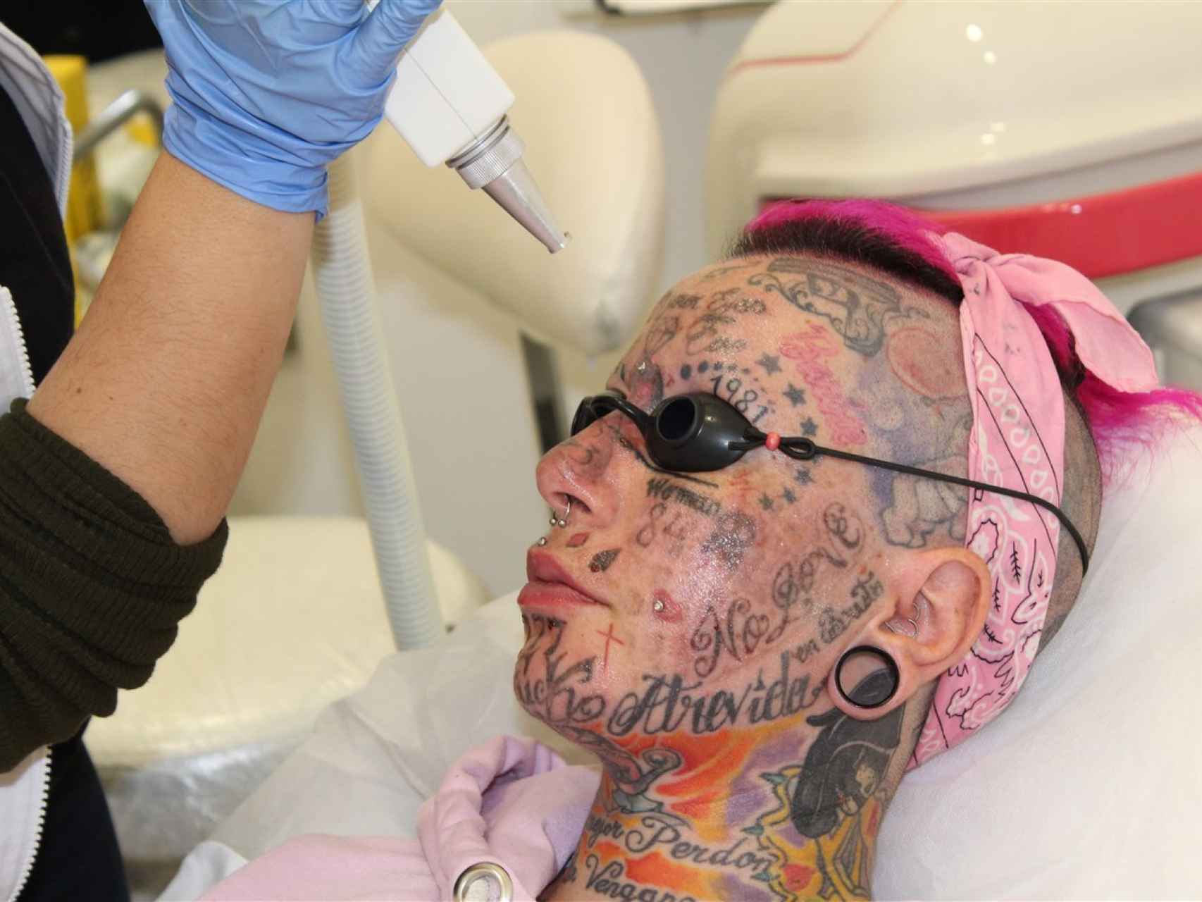 Lidia pelea por ser la mujer más tatuada del mundo.