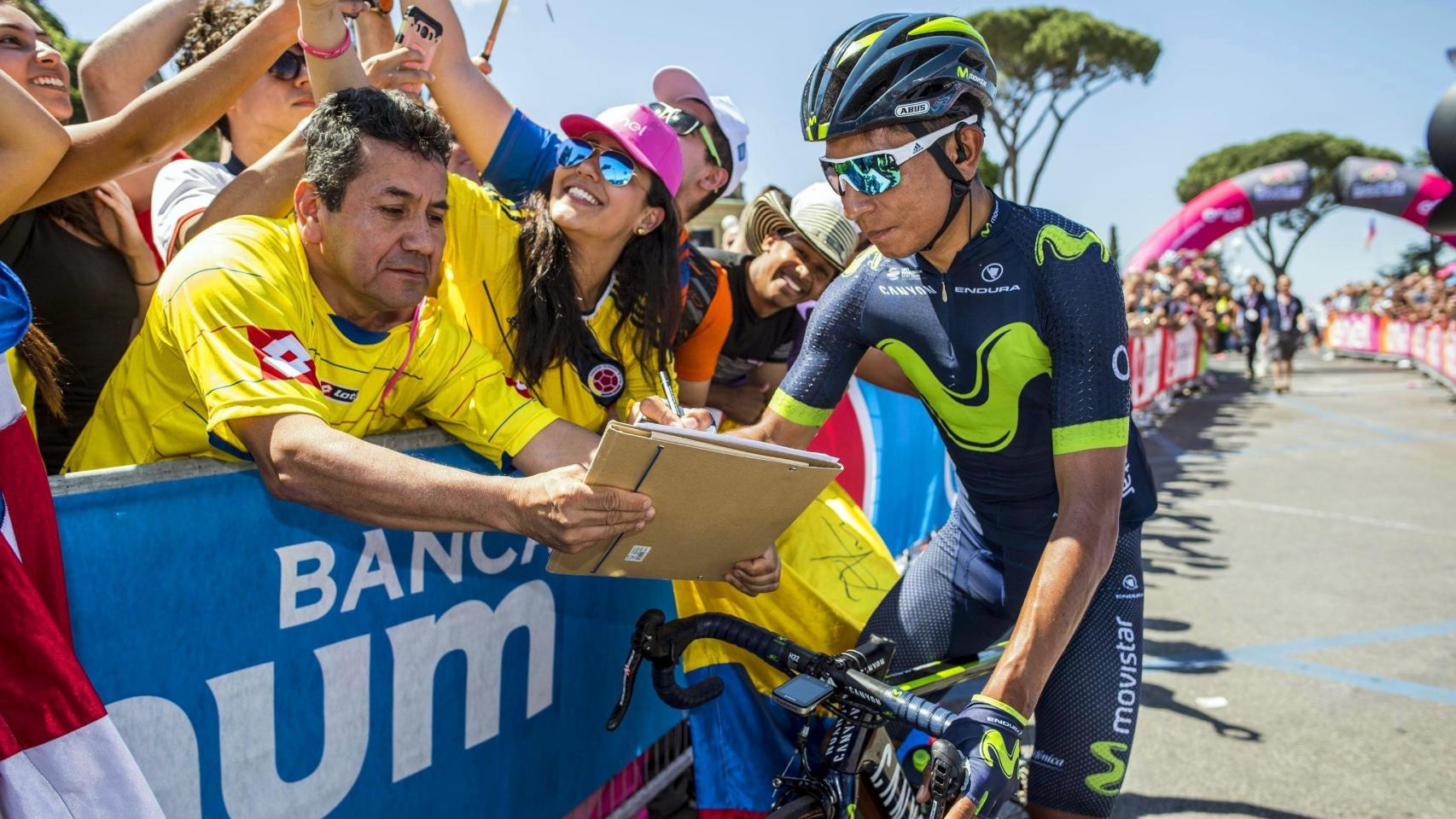 Nairo Quintana firma autógrafos en Florencia antes del inicio de la 11ª etapa.