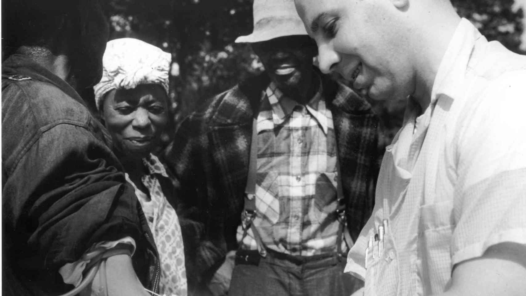Un médico saca sangre a uno de los participantes del experimento de Tuskegee.