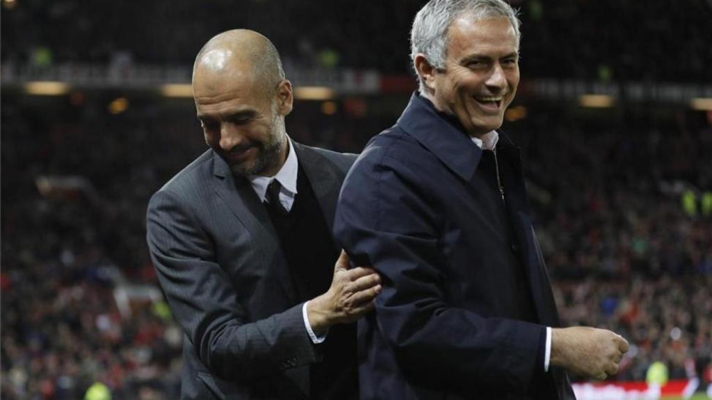 Guardiola y Mourinho, durante el derbi de Manchester.