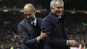 Guardiola y Mourinho, durante el derbi de Manchester.