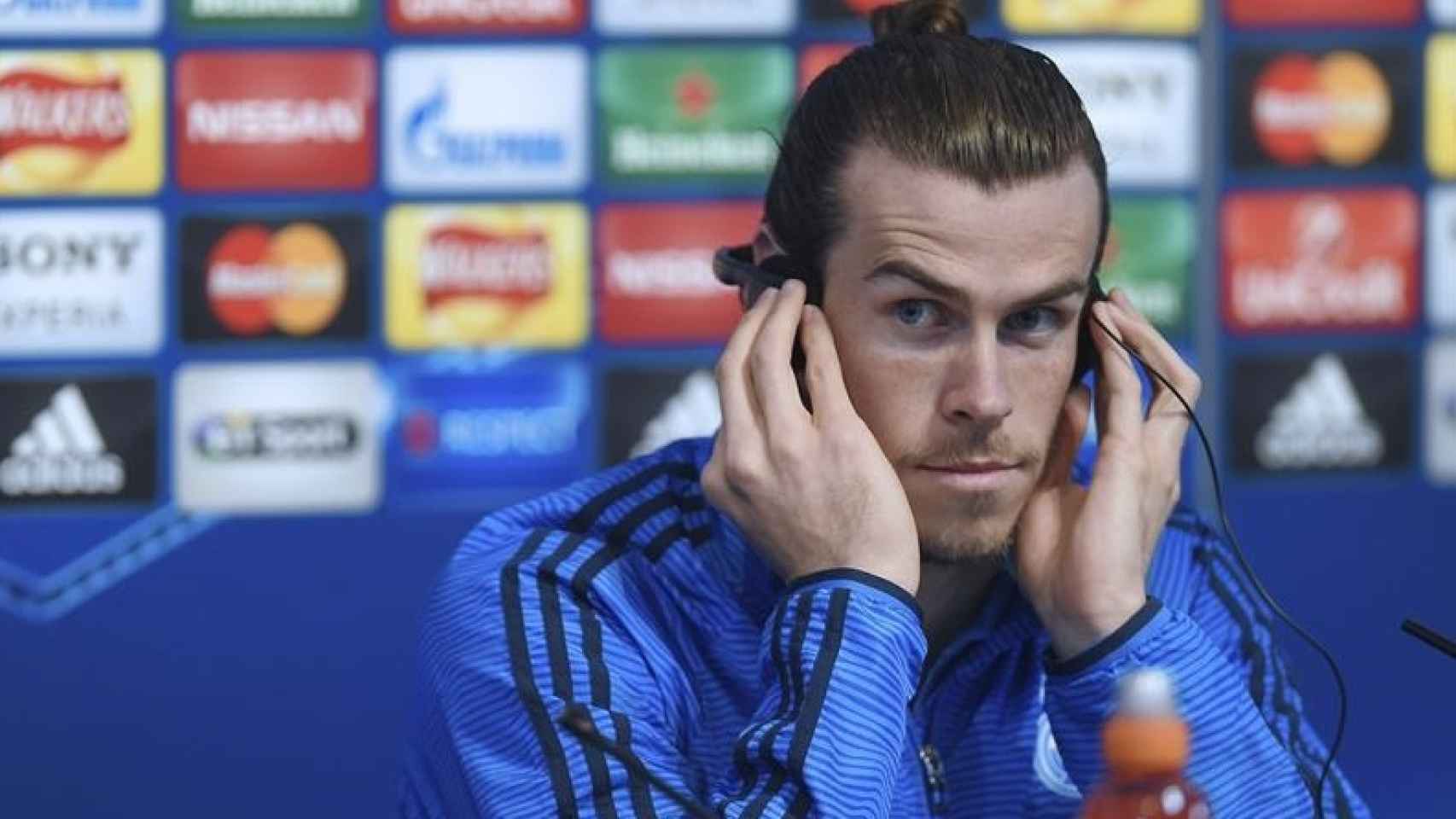Bale, en rueda de prensa, escucha la traducción.