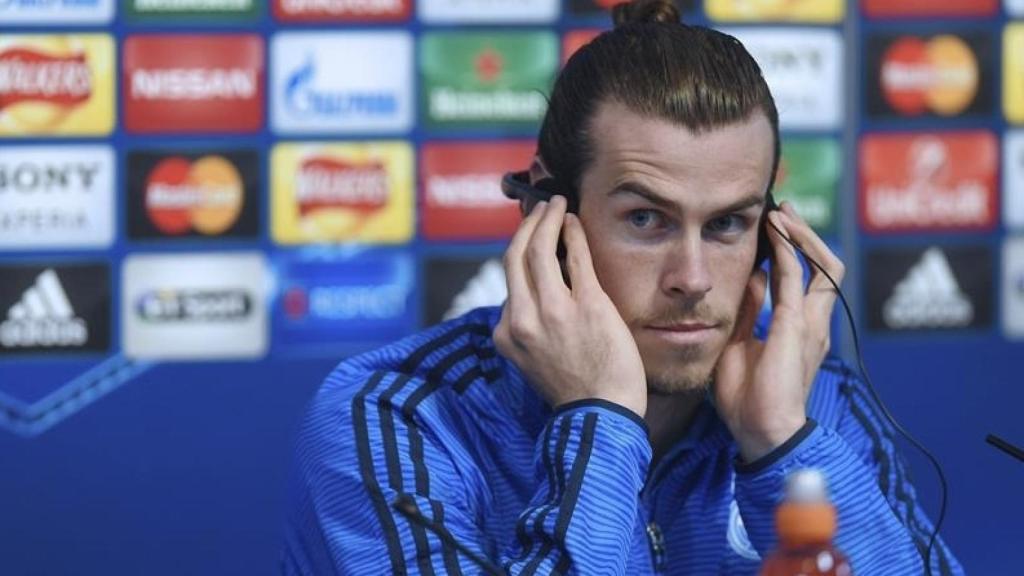 Bale, en rueda de prensa, escucha la traducción.