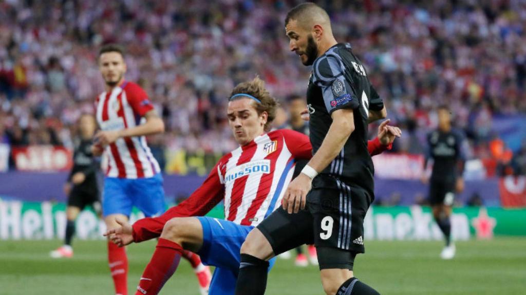 Benzema, yéndose de Griezmann