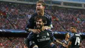 Isco y Ramos celebrando el gol del malagueño al Atleti