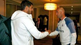 Zidane y Morata se saludan