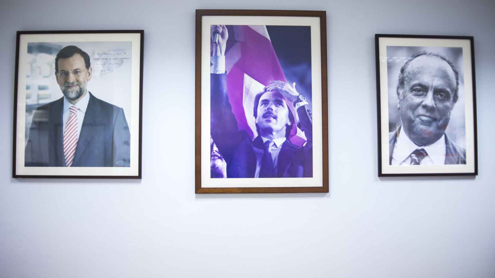 Fraga, Aznar y Rajoy lucen en la sede del PP en el barrio Salamanca.