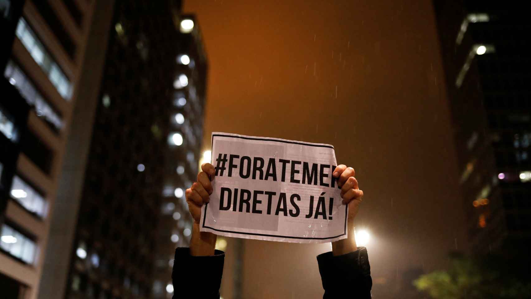 Manifestante en una protesta contra el presidente brasileño