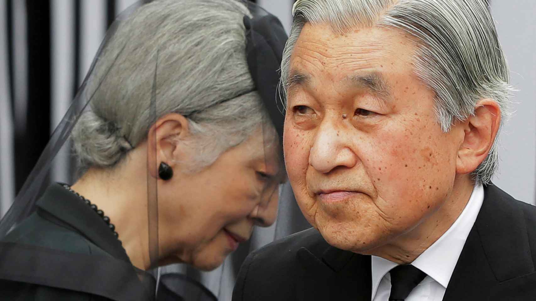 El emperador Akihito, con su mujer, en un acto oficial.