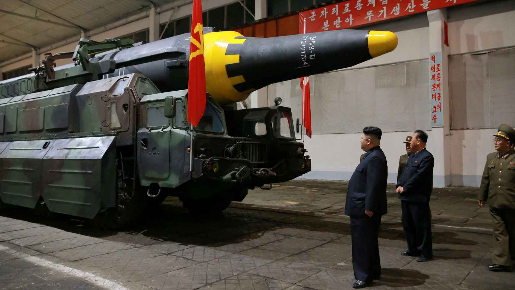 Kim Jong-un inspecciona un misil balístico.