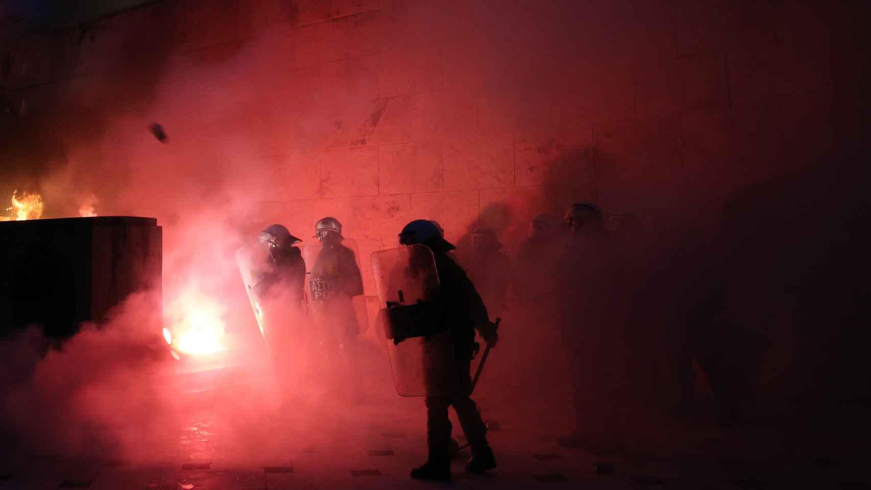 Disturbios frente al Parlamento griego durante la votación de los últimos recortes