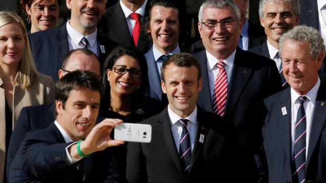 Macron participa en un selfie