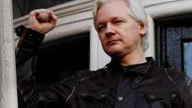 Assange durante su comparecencia desde la ventana de la embajada