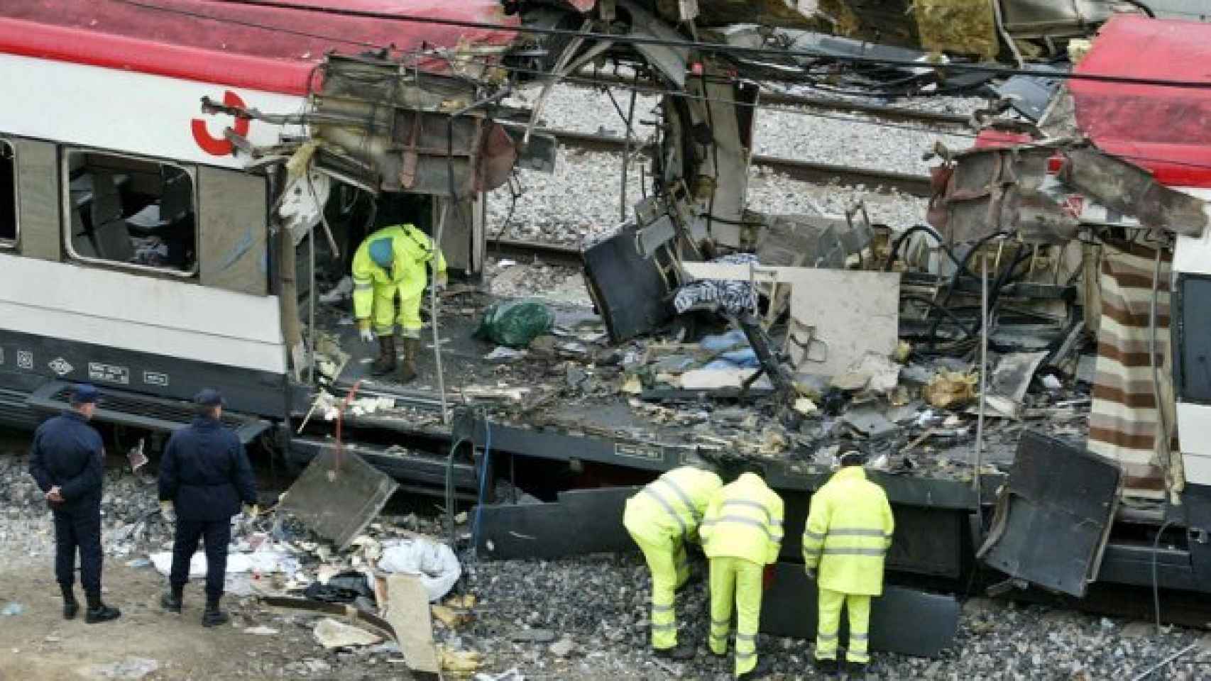 Estado de uno de los trenes tras la explosión de las bombas.