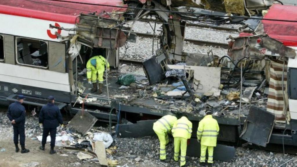 Estado de uno de los trenes tras la explosión de las bombas.