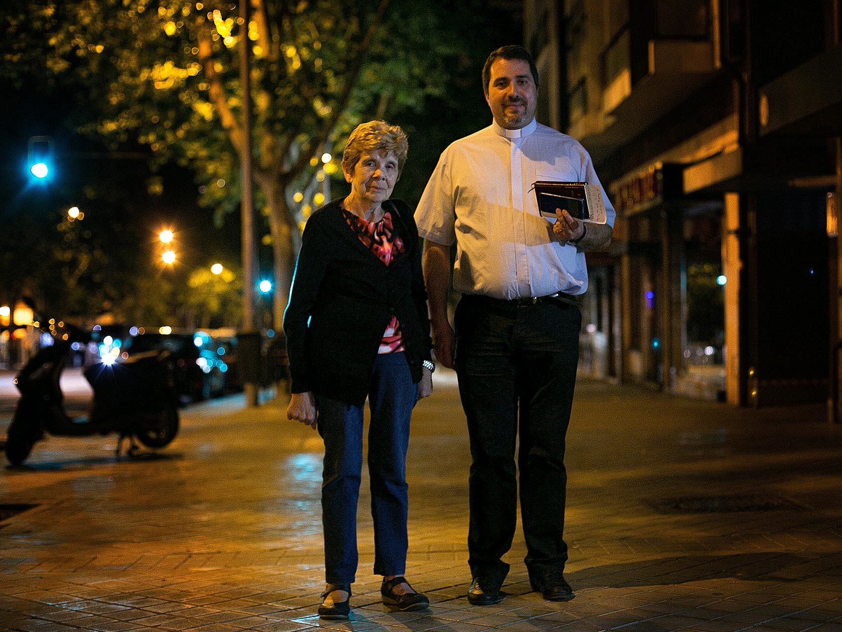 El padre David López y la feligresa Santas estuvieron de guardia el miércoles por la noche para atender una extremaunción de urgencia.