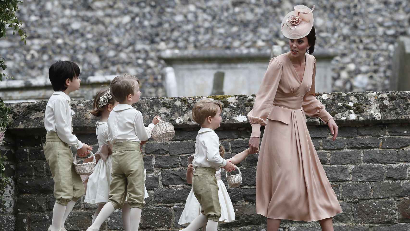 Kate Middleton dando directrices a los pequeños.