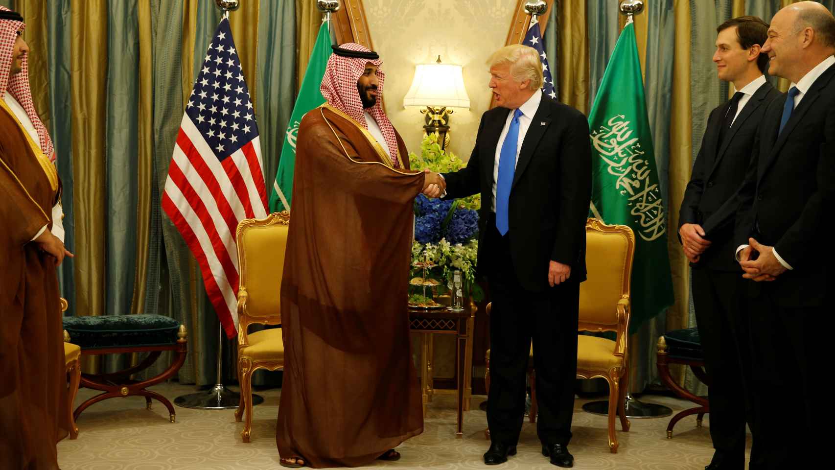 Trump saluda al ministro de Defensa de Arabia Saudí.