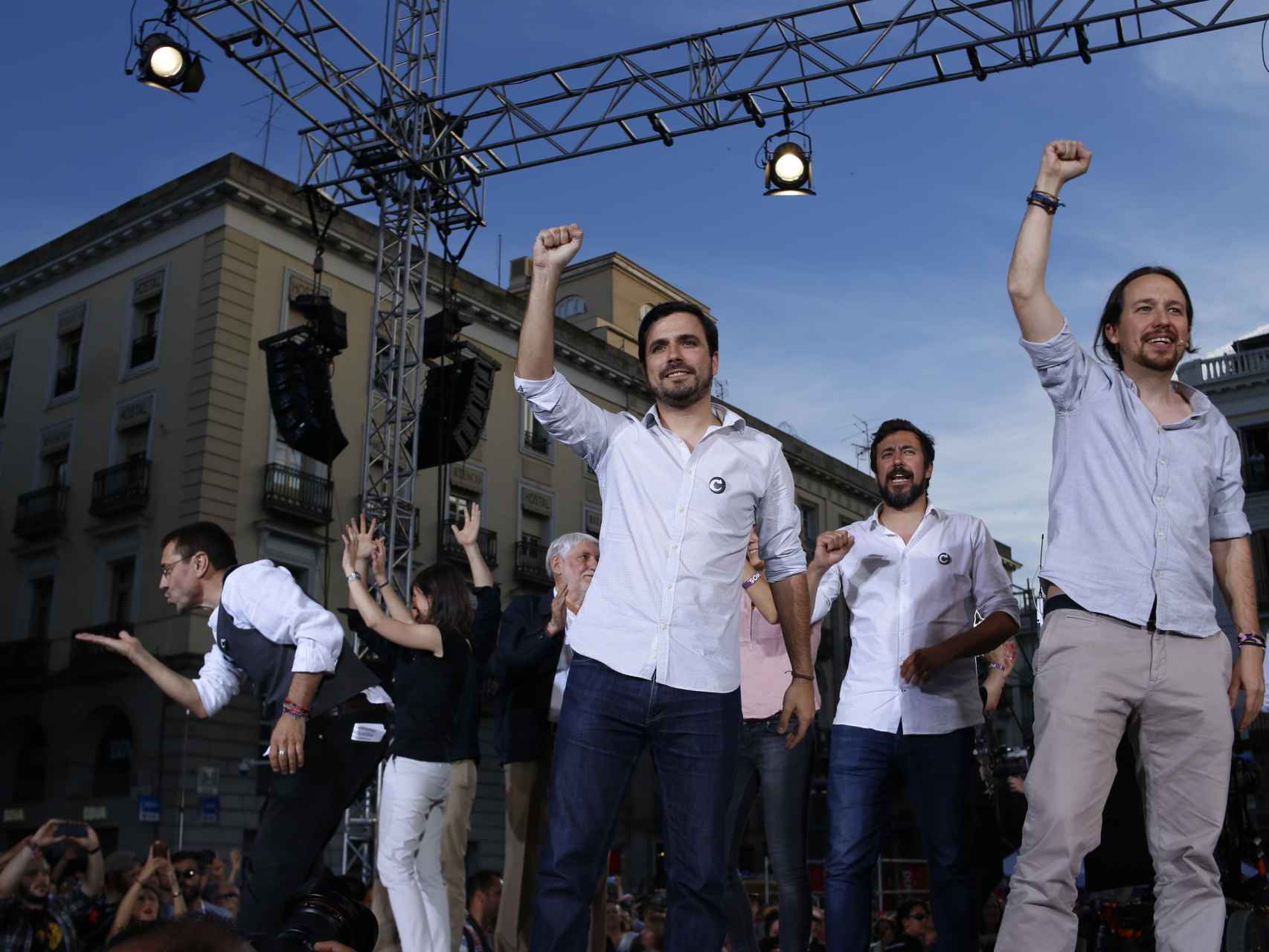 Iglesias, Garzón, Monedero y otros líderes de Unidos Podemos durante un acto en Sol.