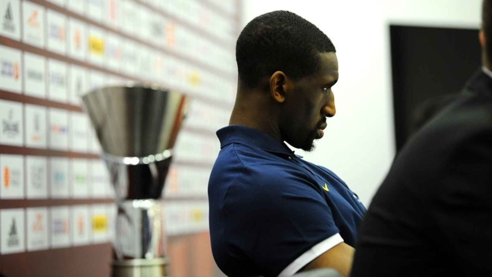 Ekpe Udoh junto al trofeo de la Euroliga este sábado.