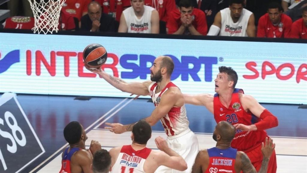 Vassilis Spanoulis intenta anotar una bandeja ante el CSKA.