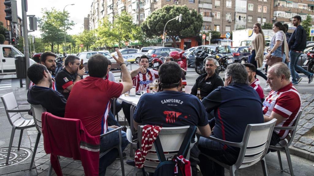 Los aficionados rojiblancos disfrutan de una cerveza antes del partido.