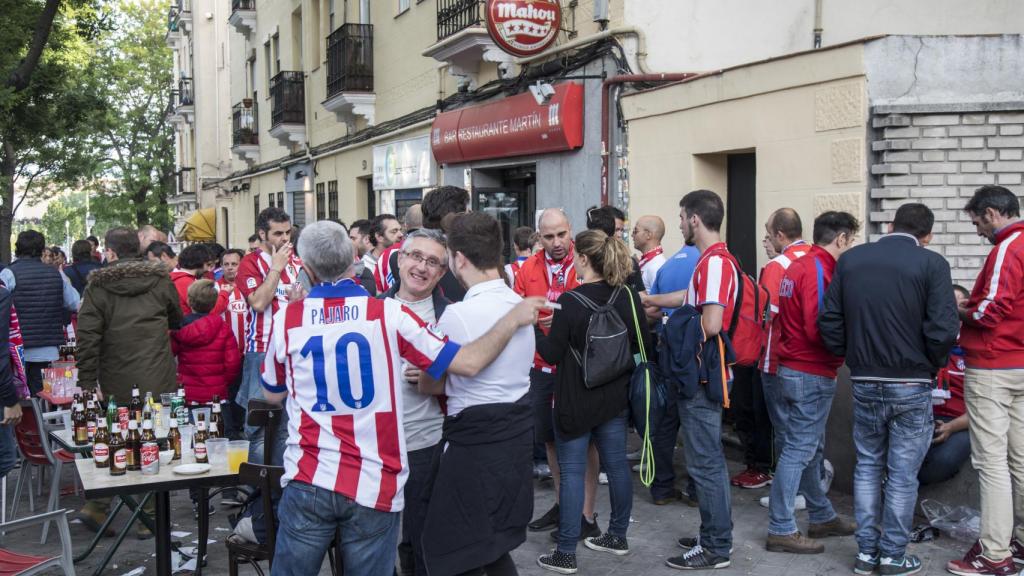 Los aficionados del Atlético beben antes de entrar en el Calderón.