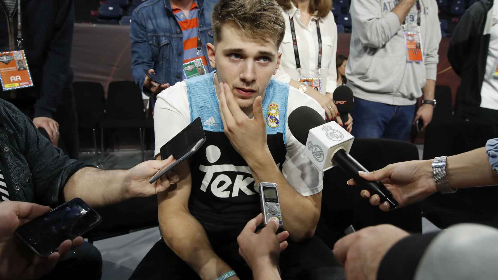 Luka Doncic atiende a los medios antes de un entrenamiento en Estambul.