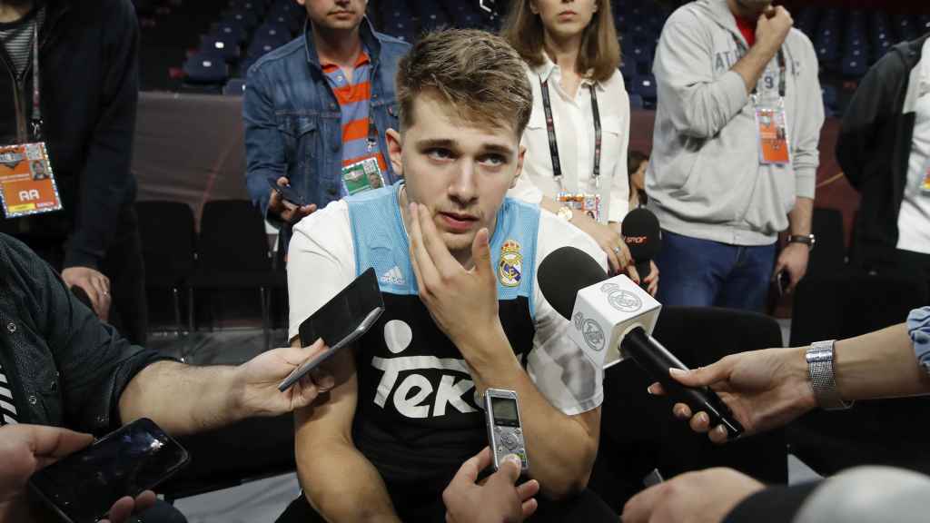 Luka Doncic atiende a los medios antes de un entrenamiento en Estambul.