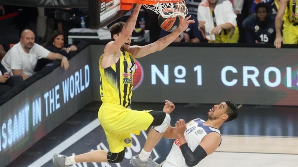 Jan Vesely machaca el aro delante de Gustavo Ayón.