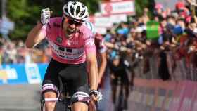 Dumoulin celebra su victoria en la 14ª etapa del Giro.