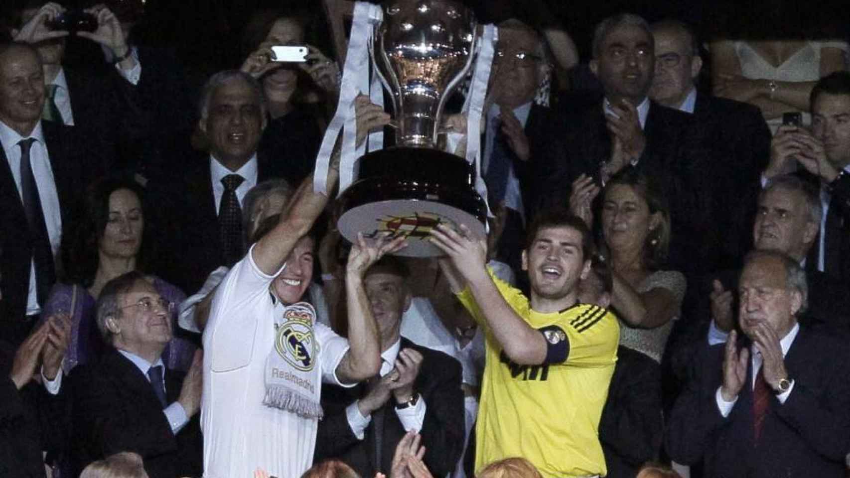 Sergio Ramos y Casillas levantan la última Liga que ganó el Madrid, en 2012.