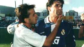 Estebaranz consuela a Míchel en una de las Ligas que perdió el Madrid en la última jornada, en 1993.